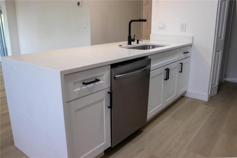 House in Orlando, Florida 3 bedrooms, 104.14 sq.m. № 2377909 - photo 6