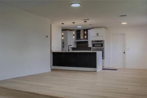 House in Orlando, Florida 3 bedrooms, 104.14 sq.m. № 2377909 - photo 4