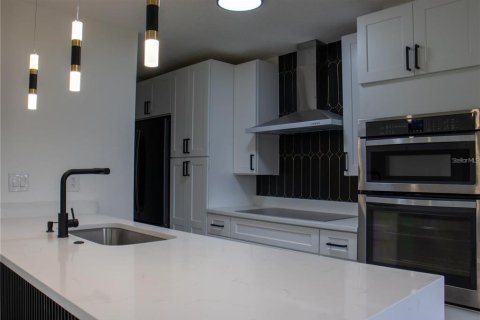 House in Orlando, Florida 3 bedrooms, 104.14 sq.m. № 2377909 - photo 8