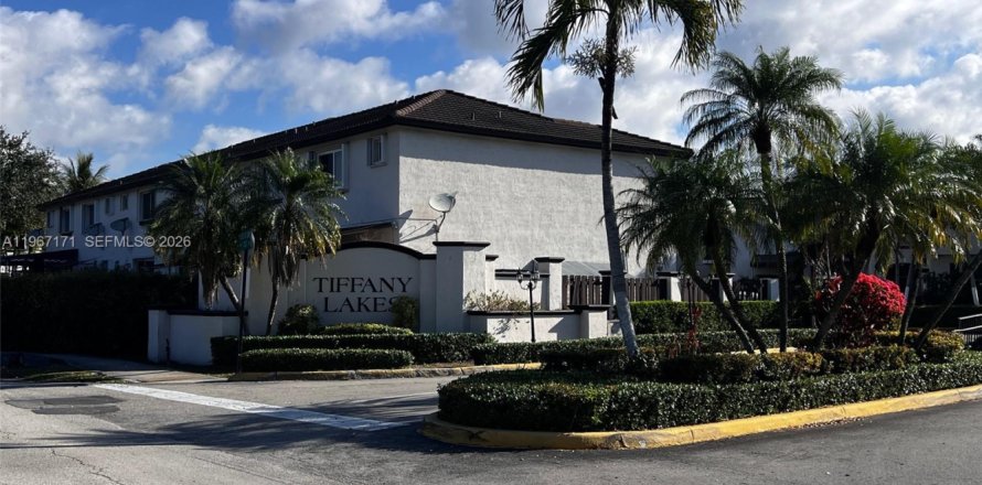 Touwnhouse à Miami, Floride 3 chambres, 117.99 m2 № 2028556