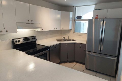 Touwnhouse à vendre à Miami, Floride: 3 chambres, 117.99 m2 № 2028556 - photo 12