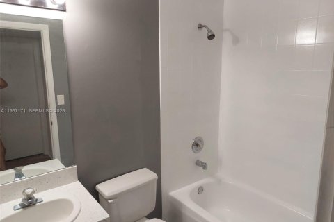 Touwnhouse à vendre à Miami, Floride: 3 chambres, 117.99 m2 № 2028556 - photo 11