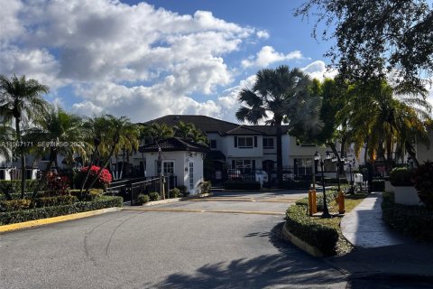 Touwnhouse à vendre à Miami, Floride: 3 chambres, 117.99 m2 № 2028556 - photo 2