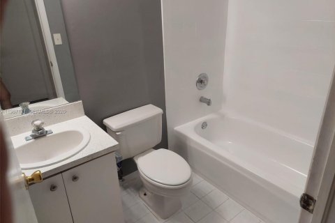 Touwnhouse à vendre à Miami, Floride: 3 chambres, 117.99 m2 № 2028556 - photo 6