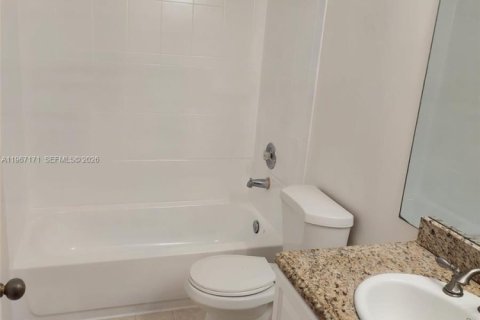 Touwnhouse à vendre à Miami, Floride: 3 chambres, 117.99 m2 № 2028556 - photo 18