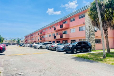 Condo in Miami Gardens, Florida, 1 bedroom  № 1739557 - photo 1