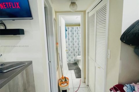 Condo in Miami Gardens, Florida, 1 bedroom  № 1739557 - photo 9