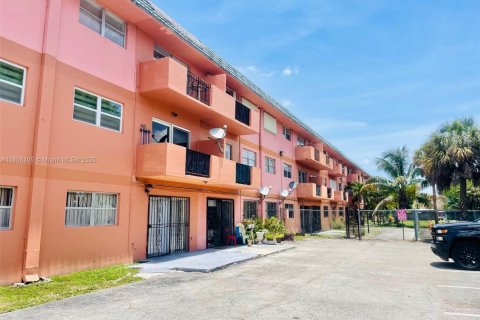 Condo in Miami Gardens, Florida, 1 bedroom  № 1739557 - photo 2