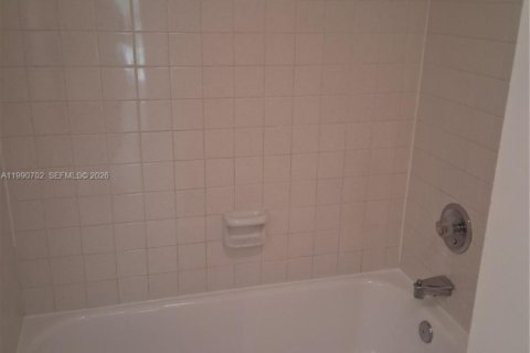 Copropriété à louer à Miami, Floride: 2 chambres, 114.73 m2 № 2057966 - photo 3