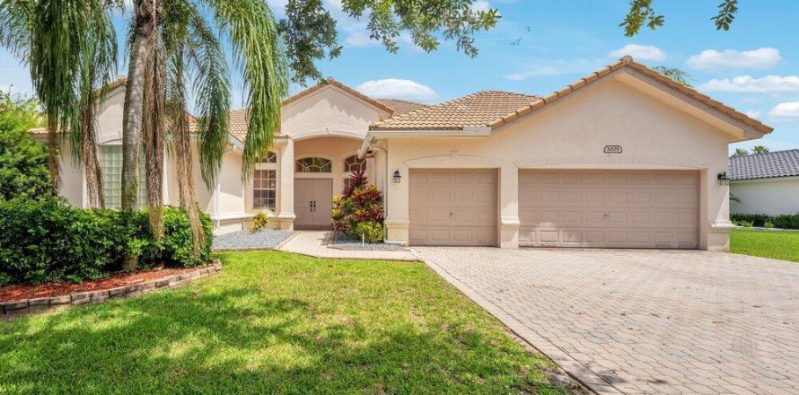 Villa ou maison à Coral Springs, Floride 4 chambres, 241.73 m2 № 2186599