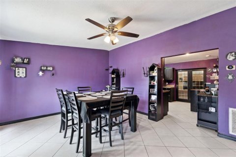 House in Orlando, Florida 3 bedrooms, 141.58 sq.m. № 2201950 - photo 4