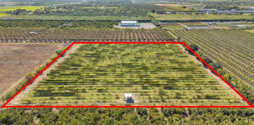 Propiedad comercial en Florida City, Florida № 2008533