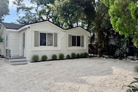 House in Saint Petersburg, Florida 3 bedrooms, 101.08 sq.m. № 2353411