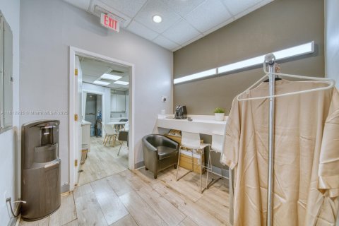 Купить коммерческую недвижимость в Корал-Гейблс, Флорида № 2054238 - фото 15