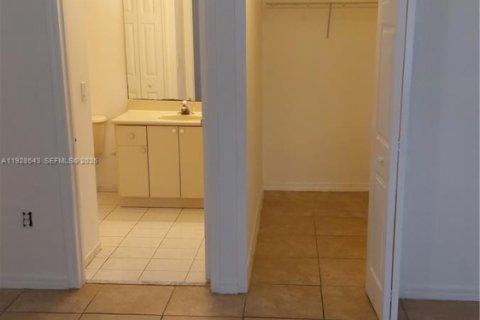 Condominio en alquiler en Doral, Florida, 2 dormitorios, 103.59 m2 № 1987057 - foto 10