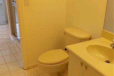 Condominio en alquiler en Doral, Florida, 2 dormitorios, 103.59 m2 № 1987057 - foto 12