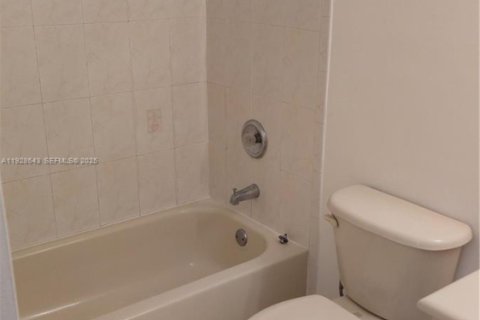 Condominio en alquiler en Doral, Florida, 2 dormitorios, 103.59 m2 № 1987057 - foto 11