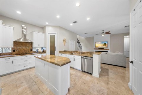 House in Miramar, Florida 5 bedrooms, 292.55 sq.m. № 2022094 - photo 10