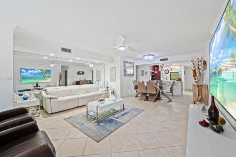 Condo in Coconut Creek, Florida, 2 bedrooms  № 2019622 - photo 7