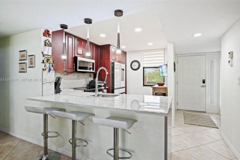 Condo in Coconut Creek, Florida, 2 bedrooms  № 2019622 - photo 13