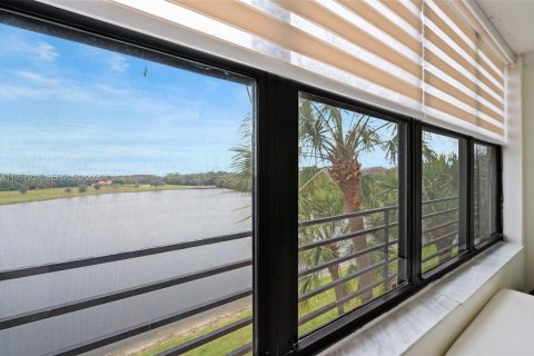 Condo in Coconut Creek, Florida, 2 bedrooms  № 2019622 - photo 11