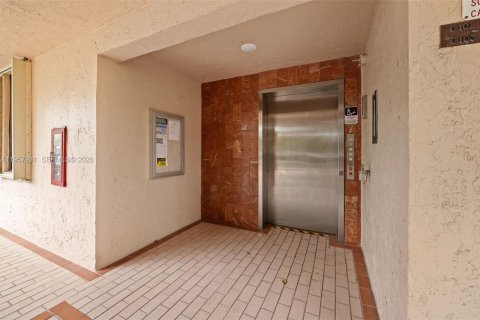 Condo in Coconut Creek, Florida, 2 bedrooms  № 2019622 - photo 2