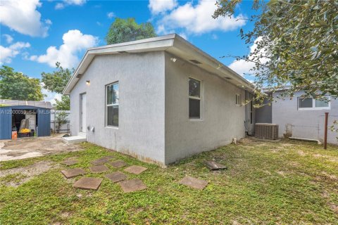 House in Miami, Florida 3 bedrooms, 127.18 sq.m. № 2065747 - photo 18