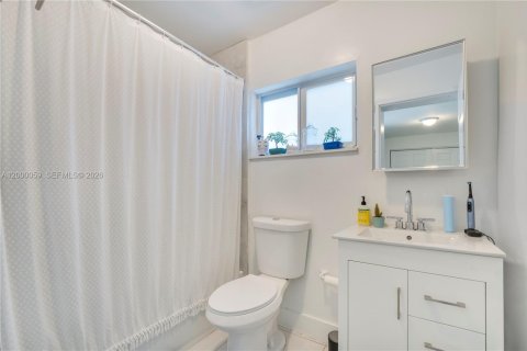 House in Miami, Florida 3 bedrooms, 127.18 sq.m. № 2065747 - photo 11
