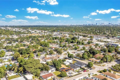 House in Miami, Florida 3 bedrooms, 127.18 sq.m. № 2065747 - photo 23