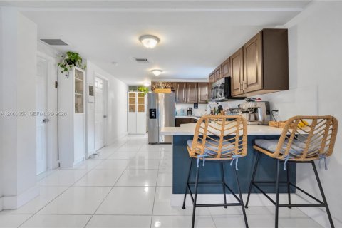 House in Miami, Florida 3 bedrooms, 127.18 sq.m. № 2065747 - photo 7