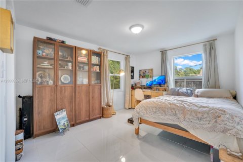 House in Miami, Florida 3 bedrooms, 127.18 sq.m. № 2065747 - photo 12
