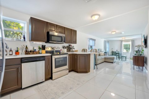 House in Miami, Florida 3 bedrooms, 127.18 sq.m. № 2065747