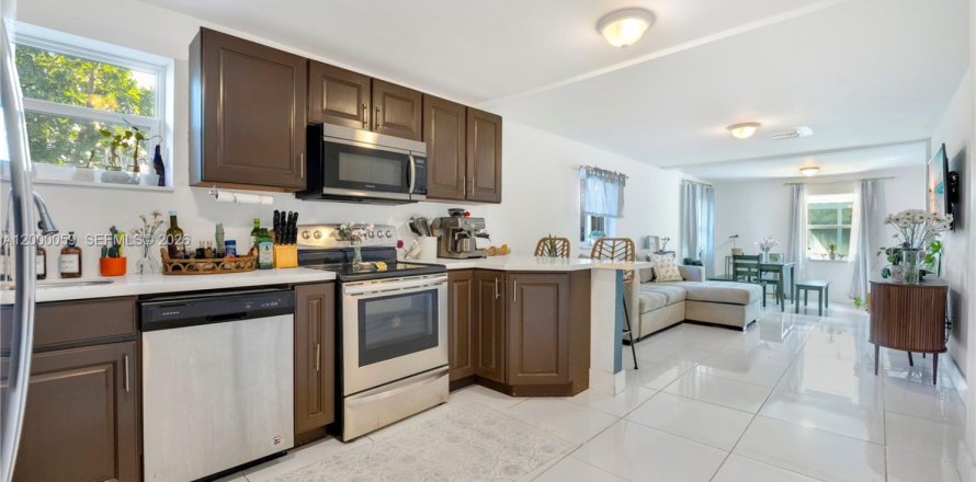 House in Miami, Florida 3 bedrooms, 127.18 sq.m. № 2065747