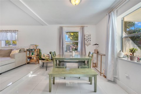 House in Miami, Florida 3 bedrooms, 127.18 sq.m. № 2065747 - photo 3