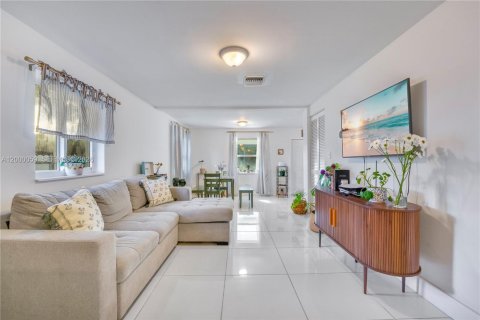 House in Miami, Florida 3 bedrooms, 127.18 sq.m. № 2065747 - photo 5