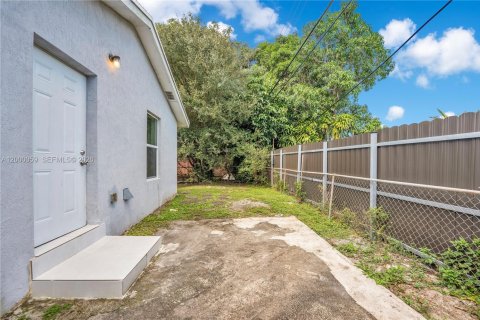 House in Miami, Florida 3 bedrooms, 127.18 sq.m. № 2065747 - photo 17