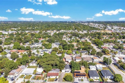 House in Miami, Florida 3 bedrooms, 127.18 sq.m. № 2065747 - photo 22