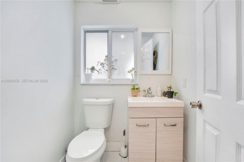 House in Miami, Florida 3 bedrooms, 127.18 sq.m. № 2065747 - photo 15