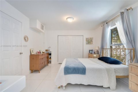 House in Miami, Florida 3 bedrooms, 127.18 sq.m. № 2065747 - photo 10