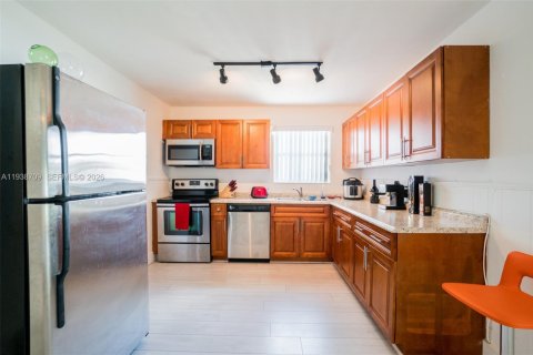 House in West Park, Florida 3 bedrooms, 116.87 sq.m. № 1996354 - photo 3