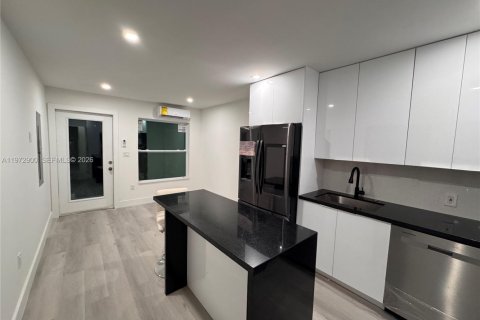 Villa ou maison à louer à Miami, Floride: 2 chambres, 204.29 m2 № 2033087 - photo 7