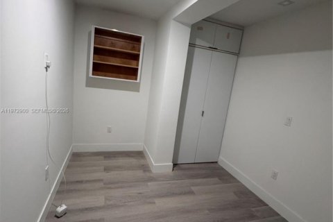 Villa ou maison à louer à Miami, Floride: 2 chambres, 204.29 m2 № 2033087 - photo 4