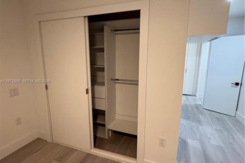 Villa ou maison à louer à Miami, Floride: 2 chambres, 204.29 m2 № 2033087 - photo 10