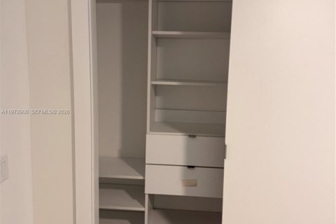 Villa ou maison à louer à Miami, Floride: 2 chambres, 204.29 m2 № 2033087 - photo 13