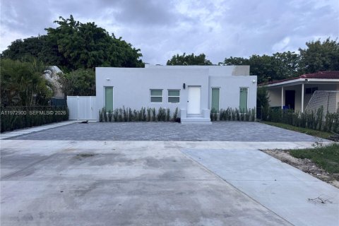 House in Miami, Florida 2 bedrooms, 204.29 sq.m. № 2033087