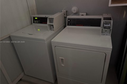 Villa ou maison à louer à Miami, Floride: 2 chambres, 204.29 m2 № 2033087 - photo 2