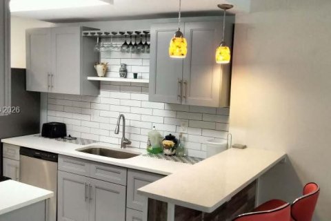 Condo in Lauderdale Lakes, Florida, 2 bedrooms  № 2002242 - photo 6