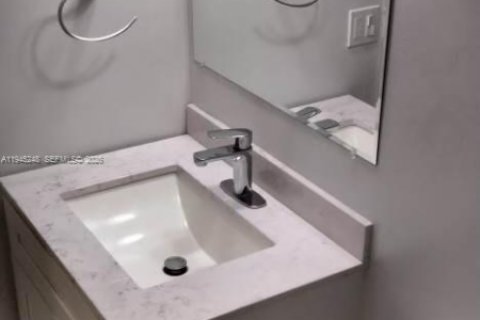 Condo in Lauderdale Lakes, Florida, 2 bedrooms  № 2002242 - photo 9