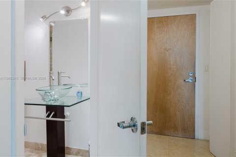 Condo in Miami, Florida, 2 bedrooms  № 2052955 - photo 10