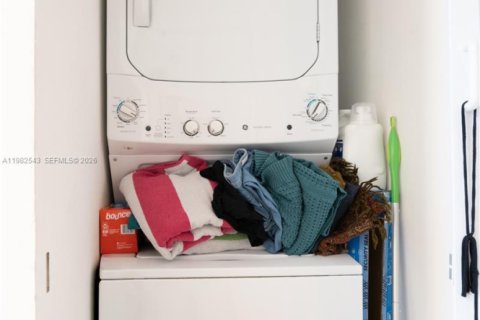 Condo in Miami, Florida, 2 bedrooms  № 2052955 - photo 27